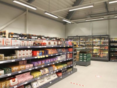 VVN-tiimi toimitti toimituslaitteet ja kokoonpanotyöt kauppaketjun "TOP" uuteen myymälään Siguldassa.13